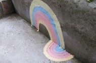 Regenboog met kleur op de stoep